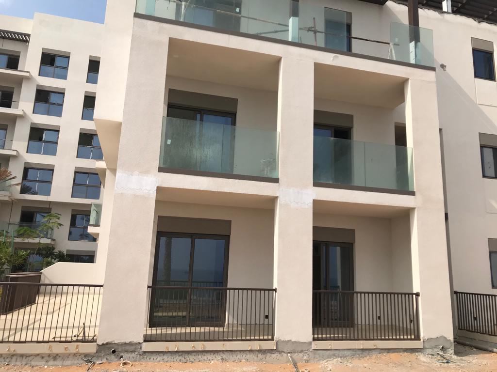 Apartments with sliding doors and glass balustrades