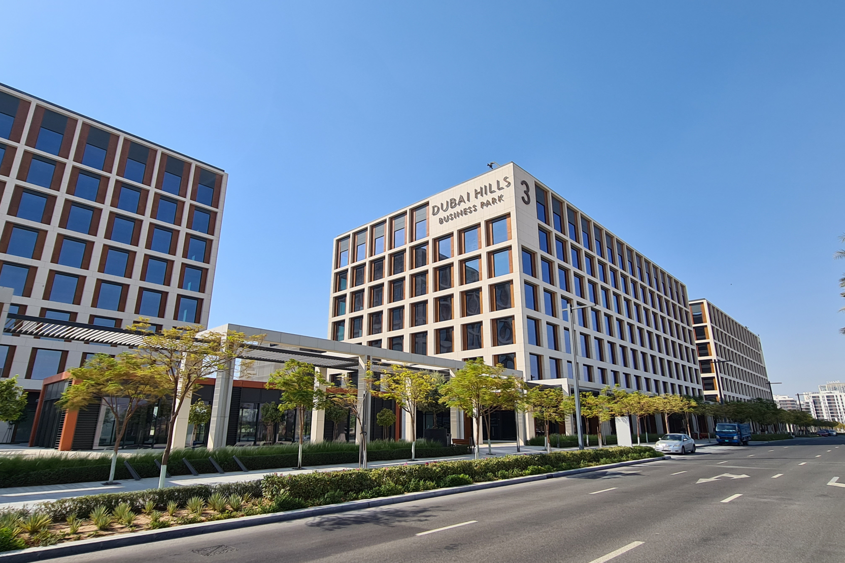 Office building with windows and a pergola at the entrance