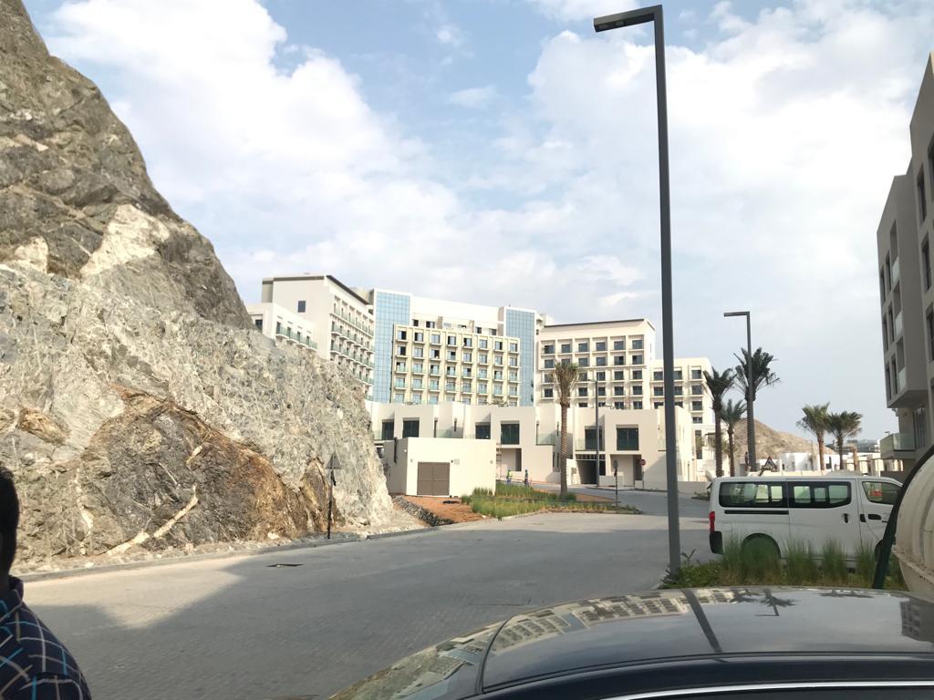 The hotel below the mountain