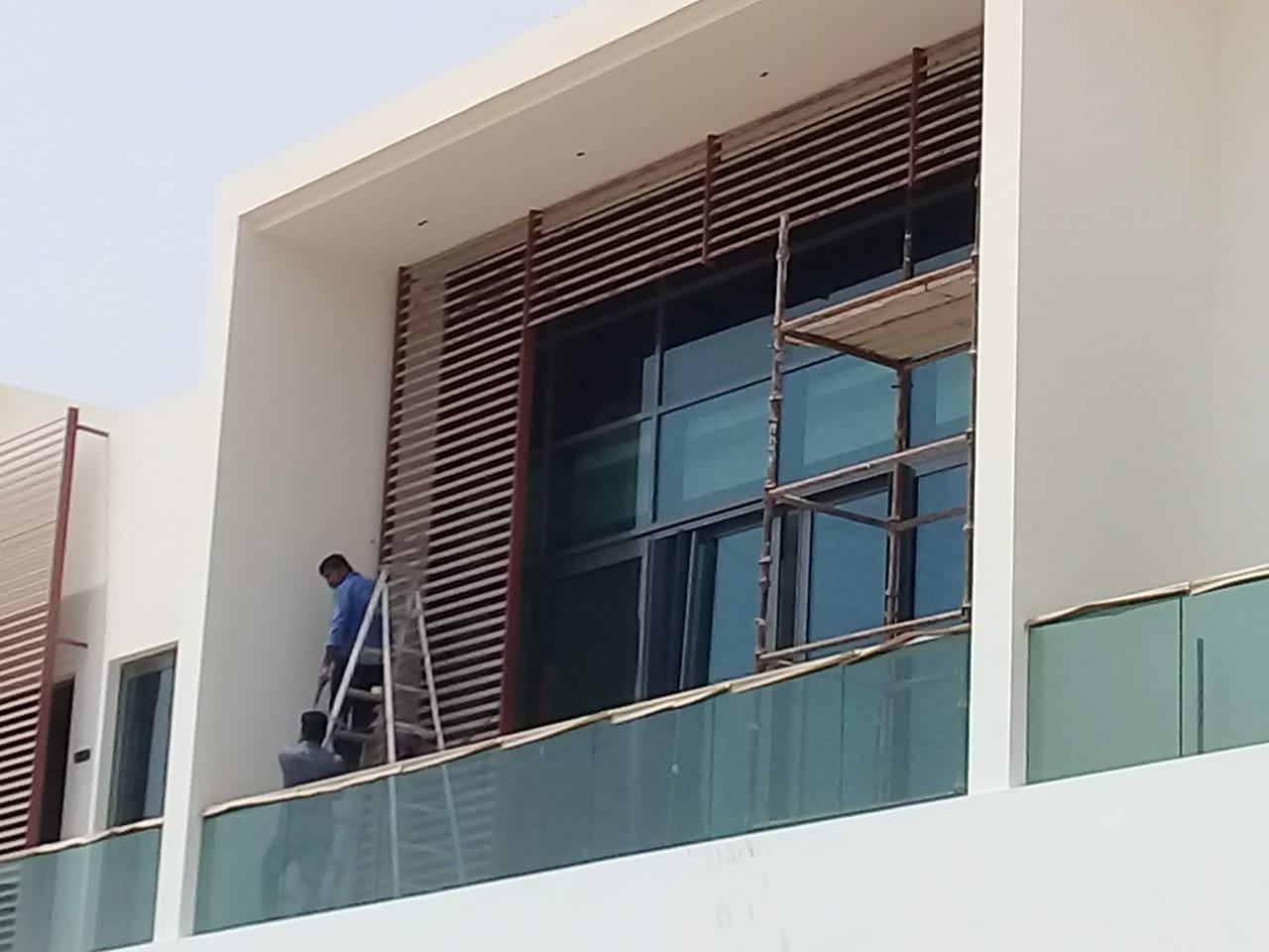 Installation of the aluminium screens