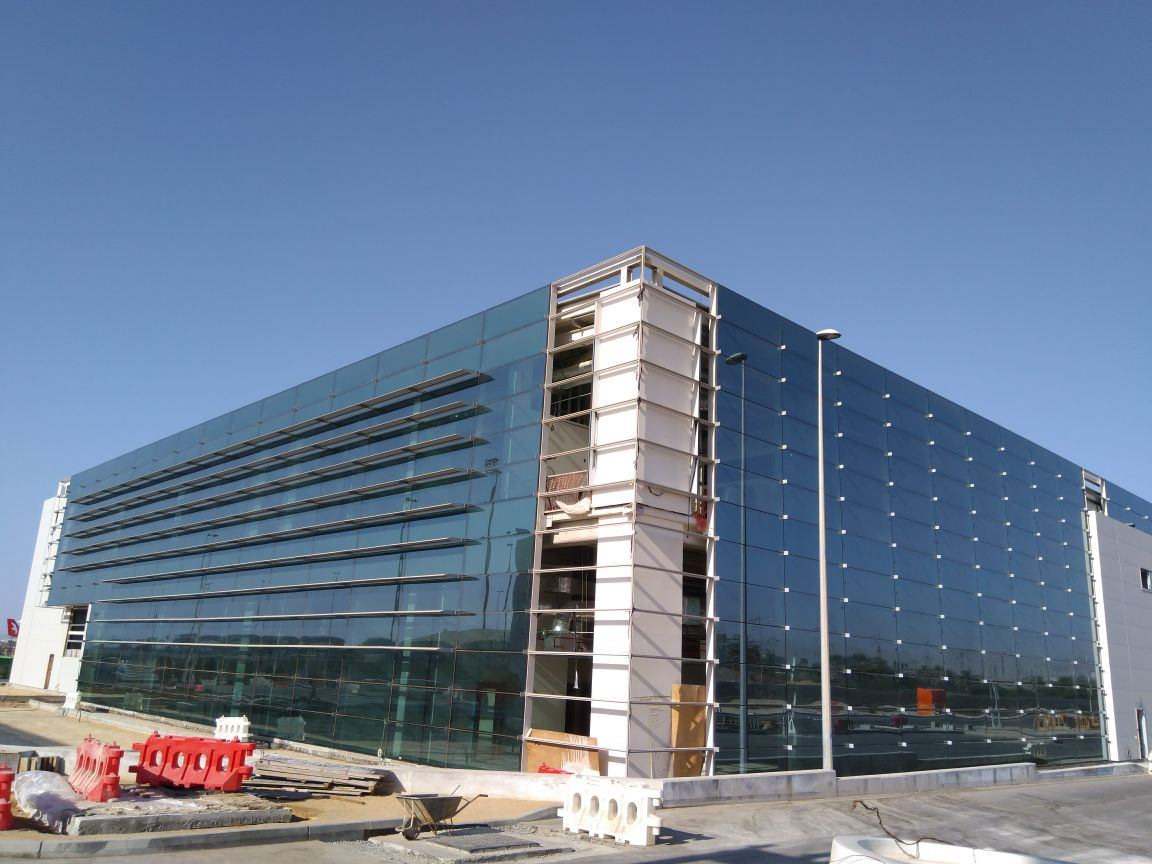 A long glass curtain wall with horizontal fins