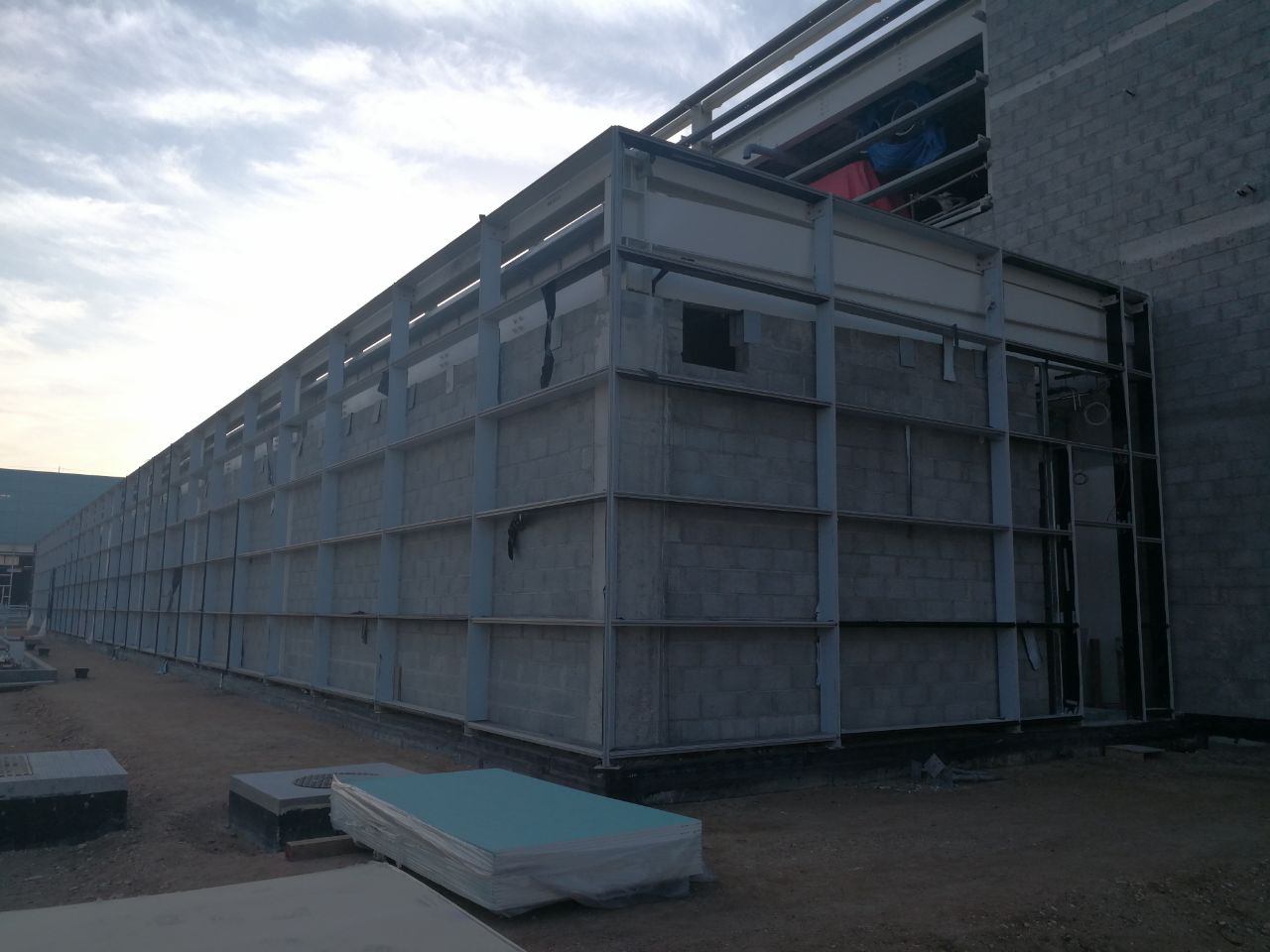Sub-frames along a long wall
