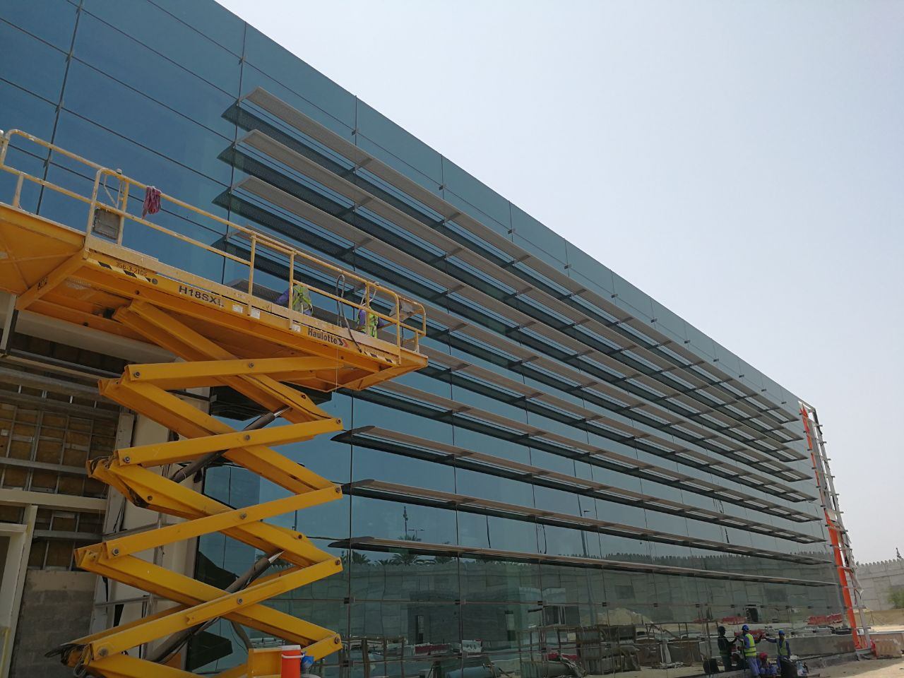 Installation of a facade from a scissor lift