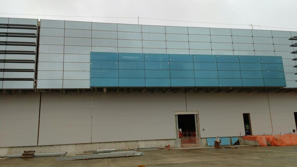 Metal panels with a band of glass