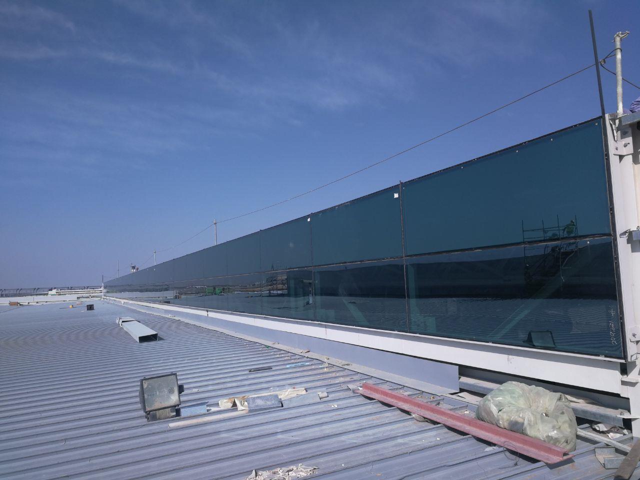 A band of glazing along the roof